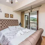 Nikos Villa *