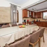 Nikos Villa