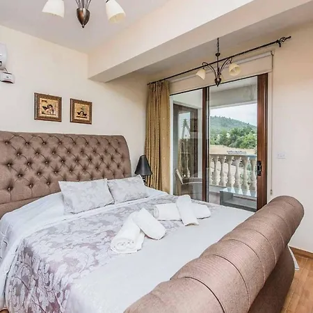 Nikos Villa *