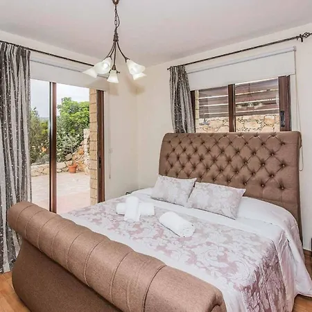 Nikos Villa Argaka